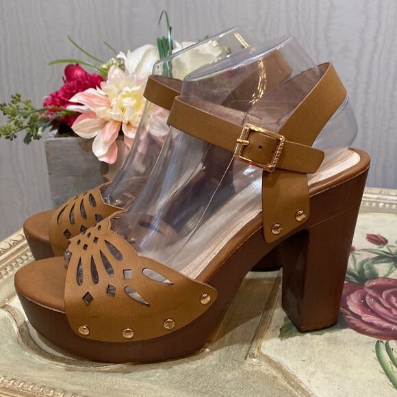 Kayleen Los Angeles Queen Studded Sandals Sz 8.5 NWOT - Picture 8 of 16